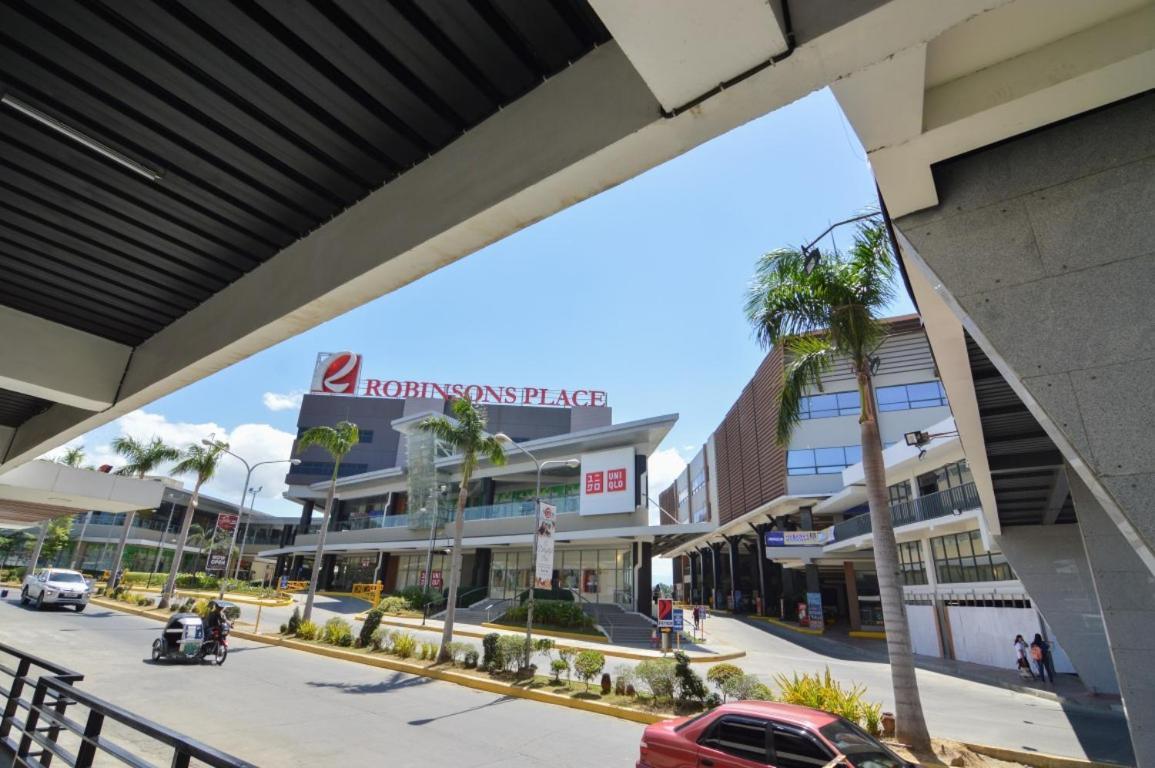 Viven Hotel Laoag Exterior photo